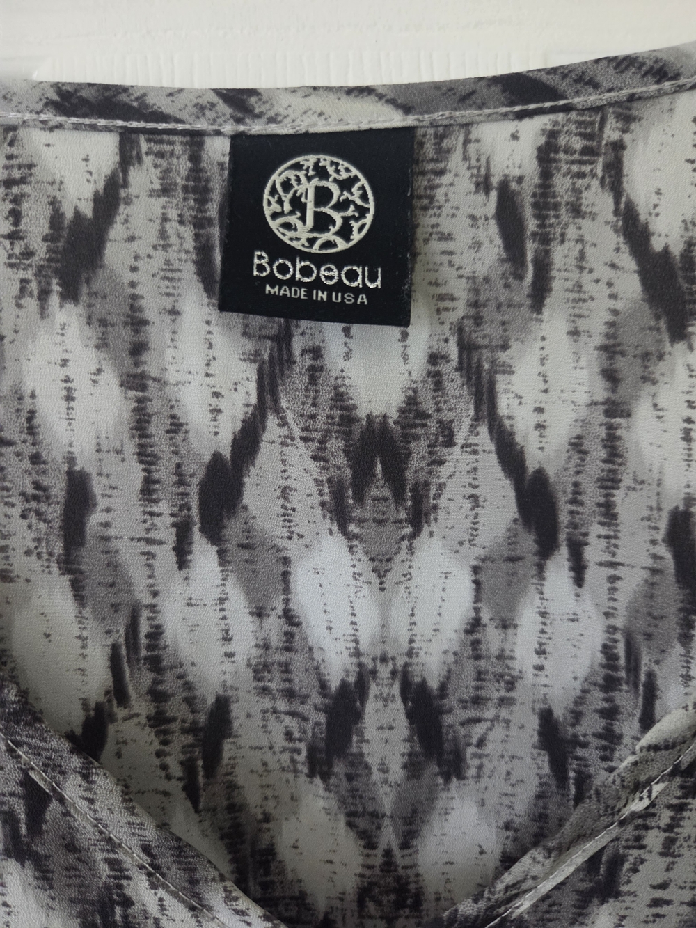 Bobeau Black and Gray Abstract Printed V-Neck Top Women's Large - Picture 2 of 7